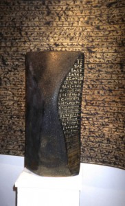 Torso -Schriftzeichen-Stele-, 2007, Porenbeton, Fett-Tusche, Pigmente, Öle, 60 x 24 x 30 cm -H x B x T-