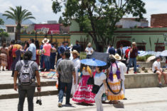 buntes Straßentreiben vor dem Templo de Santo Domingo de Guzman, Calle de Macedonio Alcala, Oaxaca, 29.07.2017