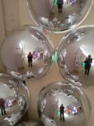 Selbst-Spiegelung in Elementen des ehem. Zentrum Warenhauses Alexanderplatz, Berlin, Reklame-Darbietung im Buchstabenmuseum, Foto: E. Hartwig, 12.09.2025_002