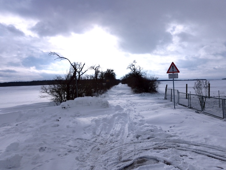 Verschneite Strasse in Eggersdorf, Foto: E. Hartwig, 04.01.2026-008