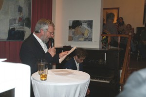 Thomas Schubert hält Laudatio, Lukas Natschinski am Klavier, Foto: B. Lau