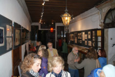 Eröffnung, Gäste in der Galerie, Foto: B. Lau