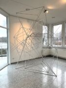 JEAN KIRSTEN, Installation mit platonischen Körpern, 2025, verschiedene Materialien, ca. 200 x 200 x 250 cm, Foto: Anke Zeisler